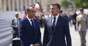 Francia en vilo: Macron apuesta por su aliado más cercano como primer ministro