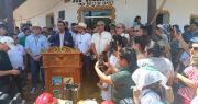 Con equipos para bomberos y donaciones, Camacho recorre zonas con incendios en la Chiquitanía