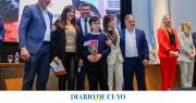 Marcelo Orrego y Fabián Martín entregaron llaves de dos barrios y 200 escrituras a familias de seis departamentos