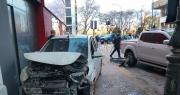 Un impactante choque múltiple en pleno centro de La Plata terminó con un auto subido a la vereda