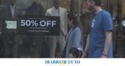 Con el dólar trepando, no suben los precios para no perder ventas