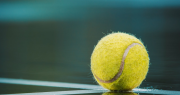Curioso y efectivo: mirá por qué deberías viajar siempre con una pelotita de tenis