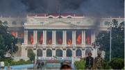 Nepal con protestas y quema del Parlamento