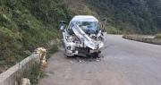 Minibús impacta contra un camión estacionado en la ruta nueva Cochabamba – Santa Cruz