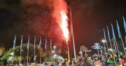Un pino arde en plena Plaza de las Banderas en medio del festejo por la victoria de Bolivia