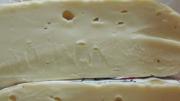 La ANMAT prohibió la venta de una marca de queso cremoso y piden retirarlo urgente