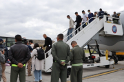 Con silencio del gobierno, llegan los primeros argentinos deportados por Trump