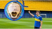 Franco Colapinto recibió un casco de Boca personalizado y firmado por Martín Palermo