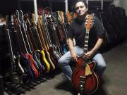 Tiene una colección de más de 160 guitarras eléctricas y un sueño: crear el primer museo temático del país