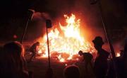 Noche, playa y fogata: el pueblito mágico para hacer una escapada en octubre que celebra la Noche de las Antorchas