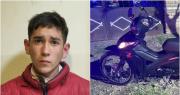Manejaba una moto robada, quiso escapar de la Policía y terminó chocando contra un portón: terminó aprehendido y su acompañante escapó