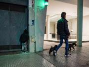 Un maniquí de un chico en penitencia inquieta y perturba a los vecinos del barrio de Palermo