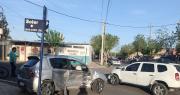 Impactante video de un choque entre un auto y una camioneta en Capital