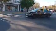 Fuerte choque entre un colectivo y un taxi en Mataderos dejó tres heridos