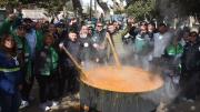 Camioneros distribuyeron más de mil porciones de locro