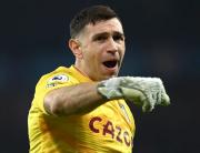 El técnico de Aston Villa celebró la continuidad de Dibu Martínez: “El mejor arquero del mundo”