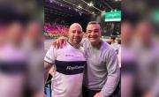 Agustín Creevy y un fana del Lobo, en la hinchada argentina de Copa Davis