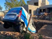 Insólita persecución en Santa Fe: robaron una ambulancia, se tirotearon con la policía y terminaron incrustados en una pileta