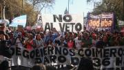 Docentes universitarios y médicos marcharon contra los vetos de Milei