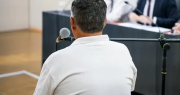 Le redujeron la pena al policía condenado por el abuso de una adolescente y quedó en libertad