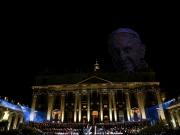 Un emotivo homenaje al papa Francisco durante un concierto mundial en el Vaticano: drones dibujaron su rostro en el cielo