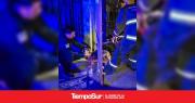 Bomberos rescataron a un perro atrapado en una reja