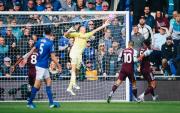 Video: las tremendas atajadas del Dibu Martínez que salvaron al Aston Villa en la Premier League