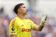 Dibu Martínez brilló con dos atajadas tremendas y la valla invicta en su regreso al arco de Aston Villa