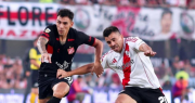 Con uno menos, River le ganó 2-1 a Estudiantes y volvió a la cima de su grupo