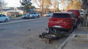Motociclista impactó de lleno contra un auto estacionado: lo derivaron al Castro Rendón