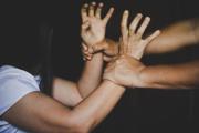 Un hombre quiso matar a su pareja y atacó con un fierro a la policía cuando intentaban detenerlo