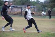 De la gloria al sacrificio: el Bicho Rossi ofrece sus camisetas de Central Córdoba por necesidad