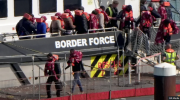 Reino Unido comenzará los vuelos de deportacion de migrantes a Francia