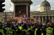 La protesta en Londres organizada por un activista de extrema derecha supera las 100.000 personas