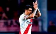 Entrega de plaqueta y ovación de los hinchas para Enzo Pérez