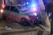 Domingo accidentado: automovilista se estrelló contra un poste en Roca y Alsina