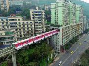 Increíble pero real: el subte que pasa por el sexto piso de un edificio de departamentos