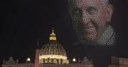 Conmovedor homenaje: miles de drones recrearon la imagen del papa Francisco en el cielo del Vaticano