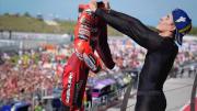 Marc Márquez celebró “a lo Messi” su victoria en Misano y quedó a un paso de la séptima corona de MotoGP