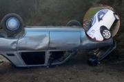 Fin de semana accidentado en Bariloche: un auto volcó y otro cayó en un desagüe