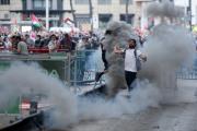 Manifestantes propalestinos invadieron el recorrido en el final de la Vuelta a España en el centro de Madrid