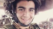 Piden investigar a David Hadar, sargento israelí de la Brigada Golani, que agredió a manifestantes palestinos en Grecia