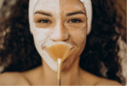 Con tan solo cuatro ingredientes muy populares: prepara en casa estas milagrosas mascarillas faciales a bajo costo