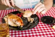 ¿El pollo con carne rosada está crudo? La ciencia explica este fenómeno