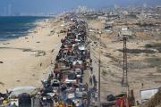A pie, en carros o camionetas, miles de palestinos dejan Gaza