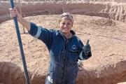 Lorena, albañila de la tierra en Neuquén construye domos con superadobe en todo el país