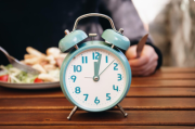 La comida que te puede alargar la vida: expertos recomiendan este cambio de horario para ir a la mesa
