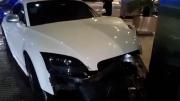 Circulaba con su auto a alta velocidad, impactó contra el Hotel Hilton y dejó dos heridos