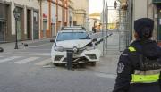 Caseros e Ituzaingó: un Renault Sandero chocó a otro auto, arrancó bolardos y se incrustó en la vereda