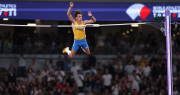 Armand Duplantis batió por 14° vez su récord en salto con pértiga y se consagró tricampeón del mundo